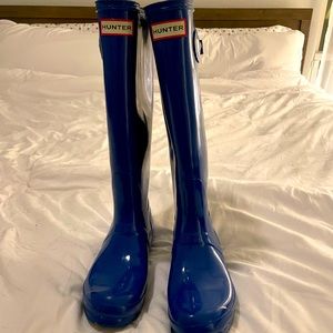 Women Hunter rain boots. Blue Gloss. Size US 7, UK 5, EU 38.